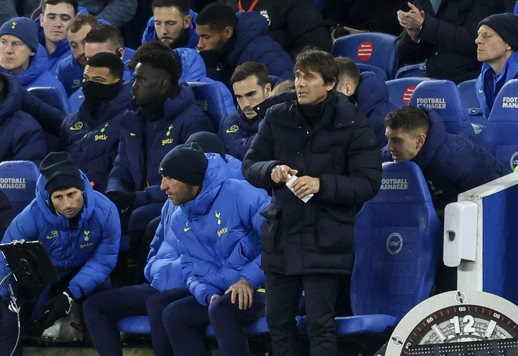 Video: Spurs players arrive at stadium ahead of Arsenal match