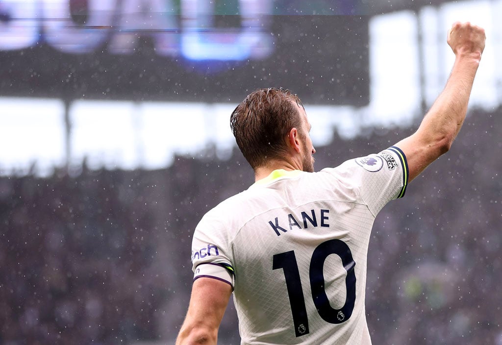 Photo: Hugo Lloris helps to put finishing touches to the Harry Kane mural