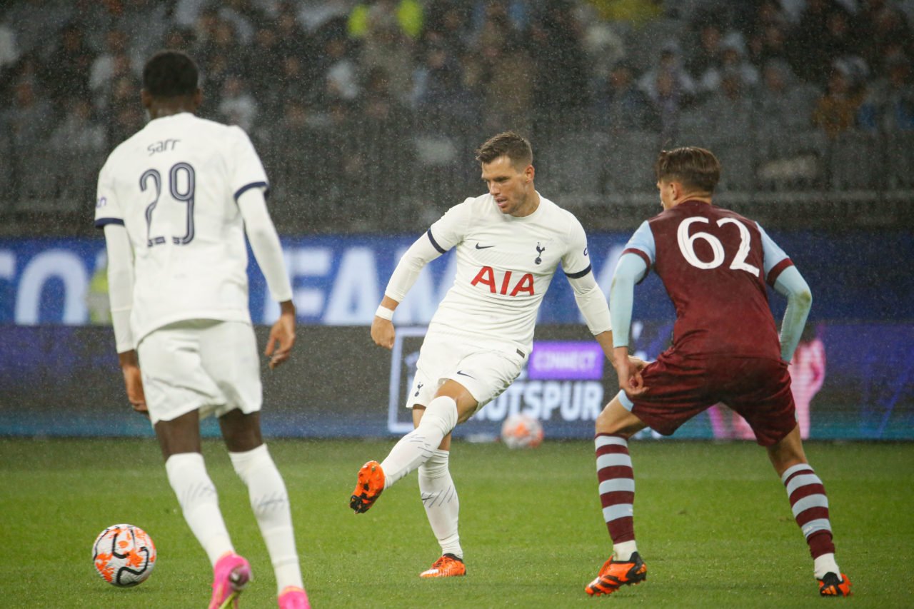 Giovani Lo Celso passes the ball
