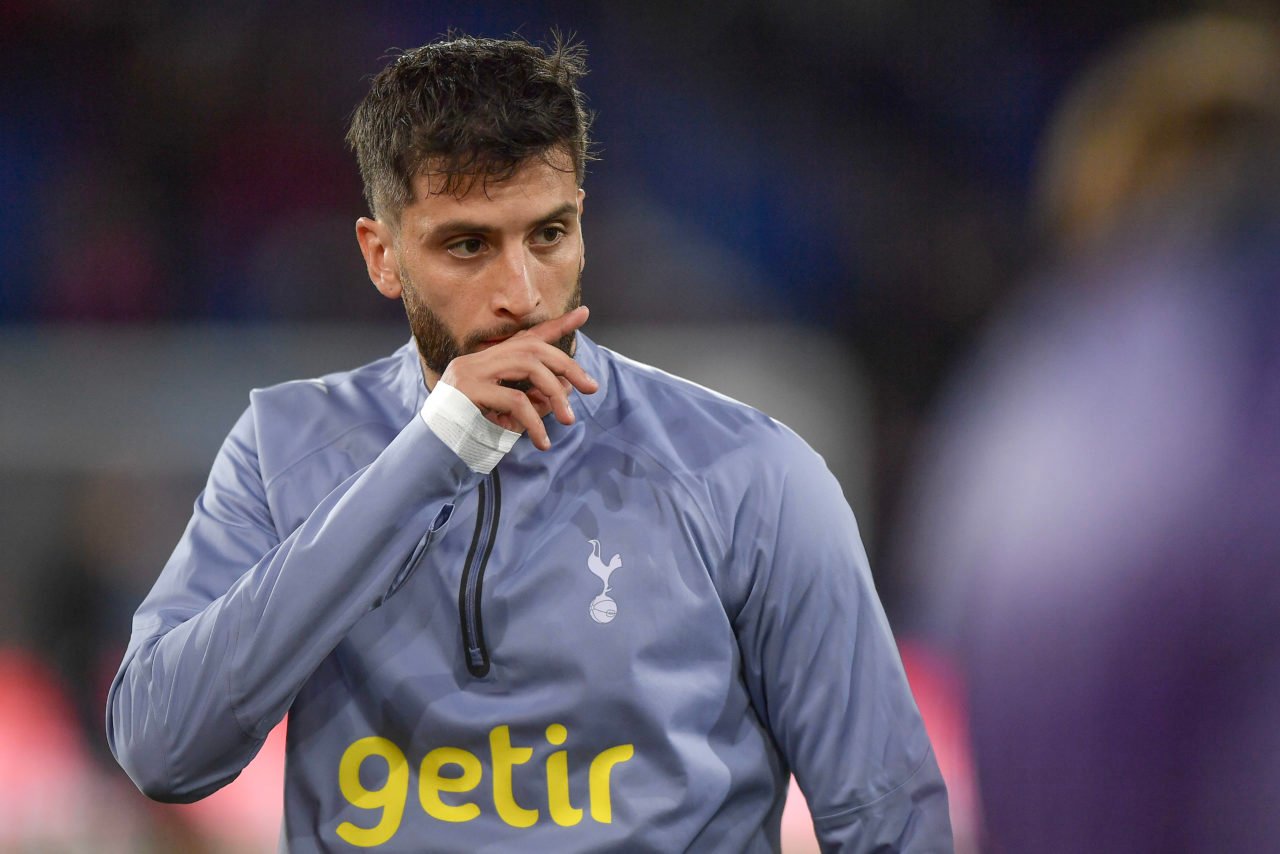 Spurs players arrive at stadium ahead of London derby against Chelsea