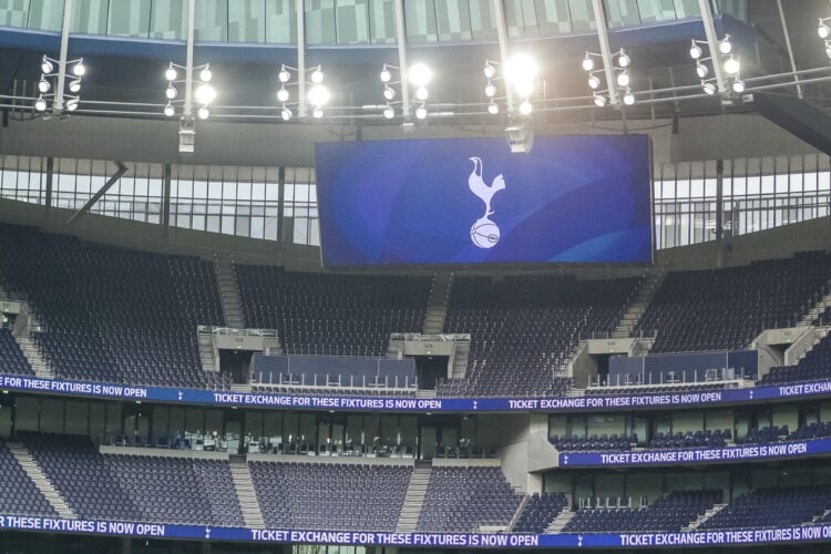 Spurs players arrive at stadium ahead of Arsenal derby - Teenage sensation spotted