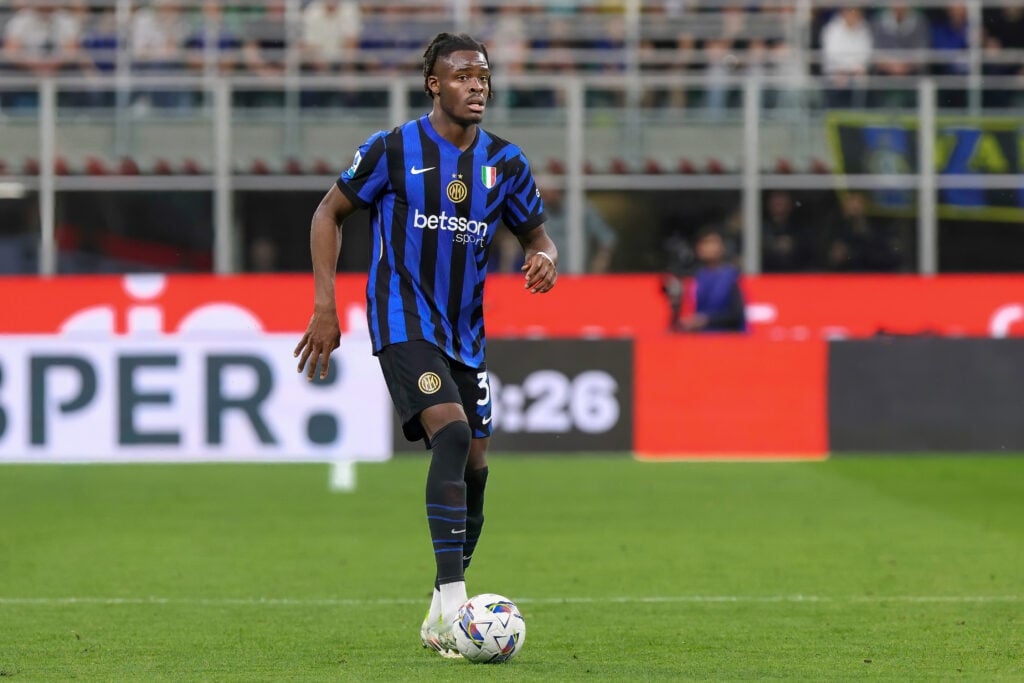 Yann Bisseck (FC Inter) takes the ball in the front court