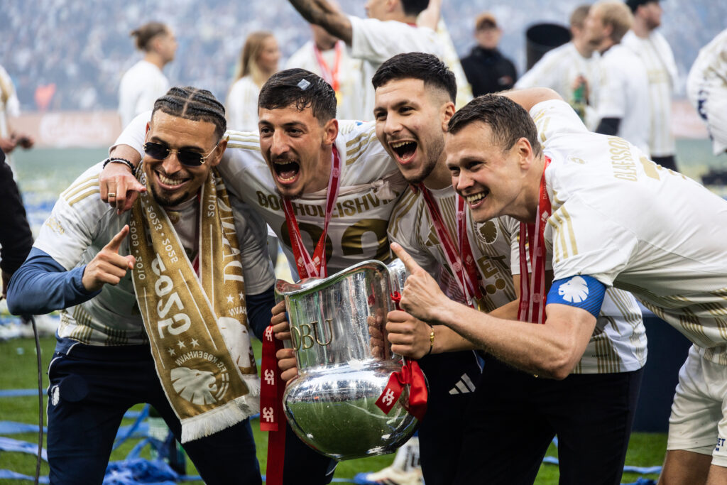 Jordan Larsson (L), Giorgi Gocholeishvili (2-L), Roony