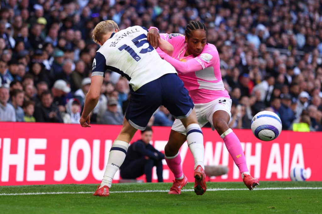Kyle Walker-Peters fights Tottenham's Lucas Bergvall