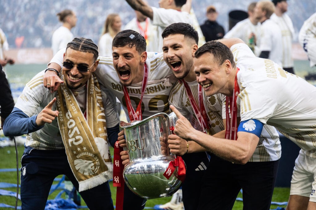 Jordan Larsson (L), Giorgi Gocholeishvili (2-L), Roony