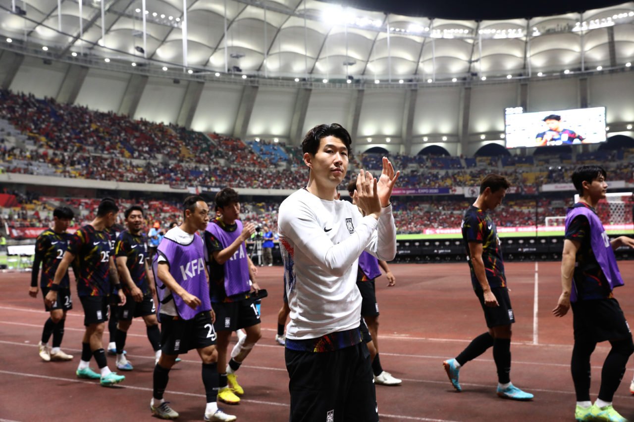 Heung-min Son applauds the South Korea fans